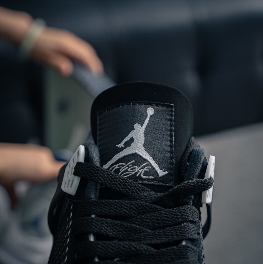 Air Jordan 4 Retro “White Thunder”