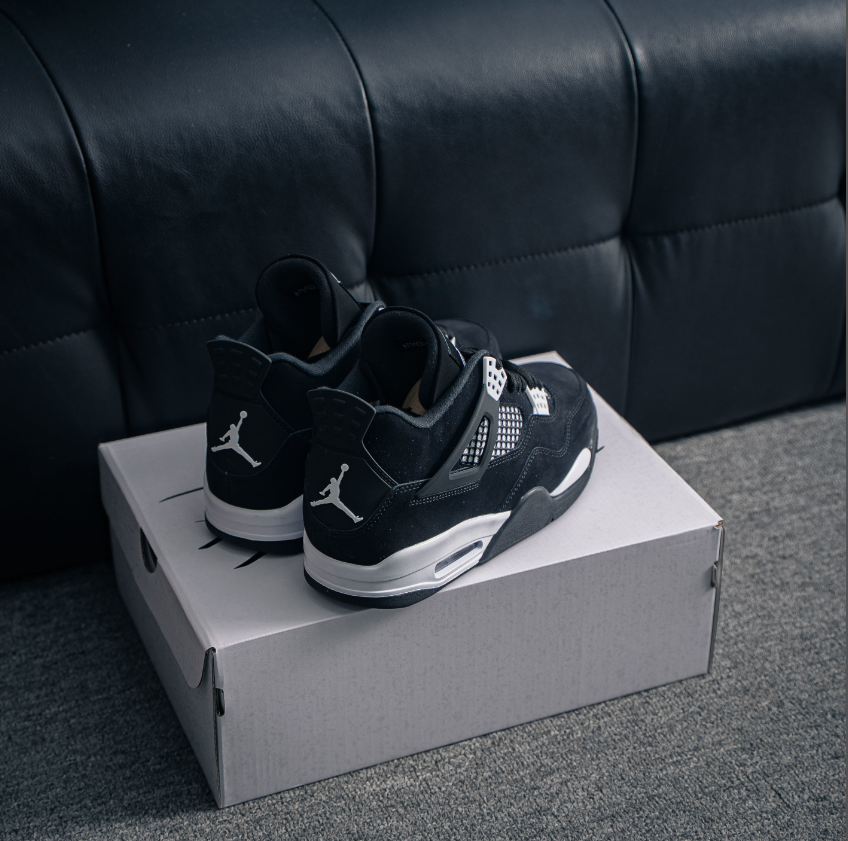Air Jordan 4 Retro “White Thunder”