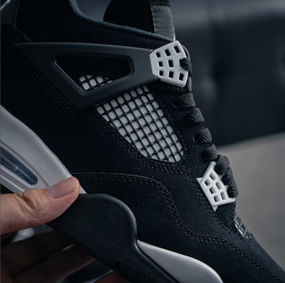 Air Jordan 4 Retro “White Thunder”