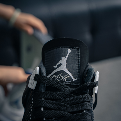 Air Jordan 4 Retro “White Thunder”
